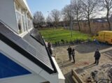 Plaatsing zonnepanelen (deel 2) op dak van kantine op zaterdag 28 januari 2023 (17/22)